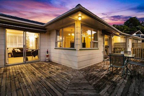 Photo of property in 16 The Grove, Titirangi, Auckland, 0604