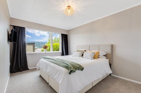 Photo of property in 39 Saint Johns Terrace, Tawa, Wellington, 5028