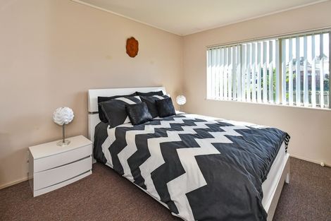 Photo of property in 1 Loughinisland Place, Weymouth, Auckland, 2103