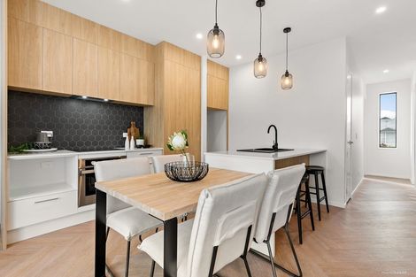 Photo of property in 35 Lewis Road, Pakuranga, Auckland, 2010