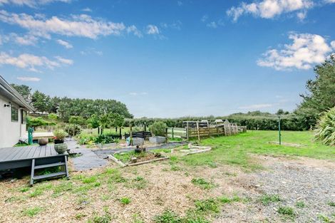 Photo of property in 577 Waikawa Beach Road, Waikawa Beach, Levin, 5573