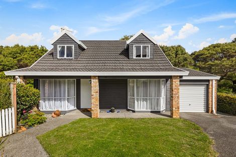 Photo of property in 2/30 Lagoon Way, West Harbour, Auckland, 0618