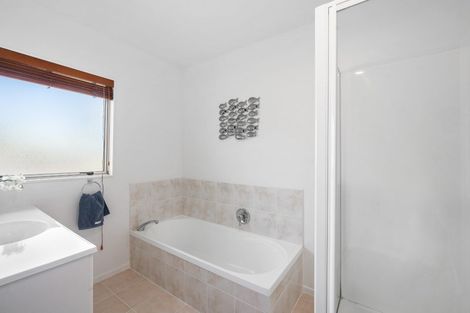 Photo of property in 17 Bushglen Court, Browns Bay, Auckland, 0630