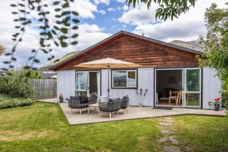 Photo of property in 1 Alpha Close, Wanaka, 9305