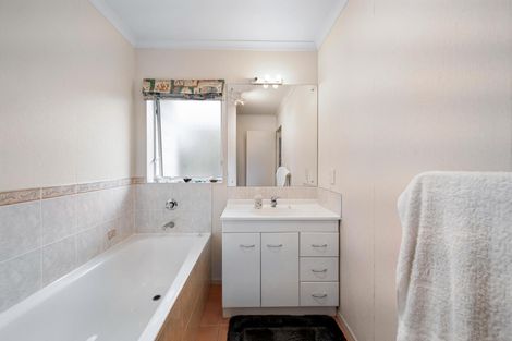 Photo of property in 57 Carisbrook Crescent, Papakura, 2110