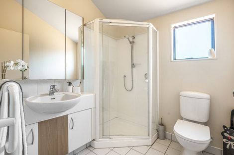 Photo of property in 9/8 Tobago Place, Sunnynook, Auckland, 0620