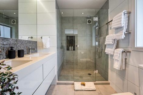 Photo of property in 128 Churchill Road, Rothesay Bay, Auckland, 0630