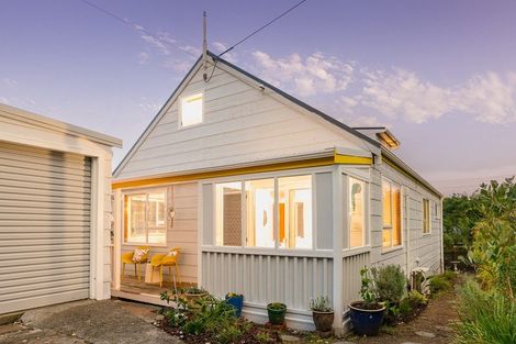 Photo of property in 104 Tauhinu Road, Miramar, Wellington, 6022