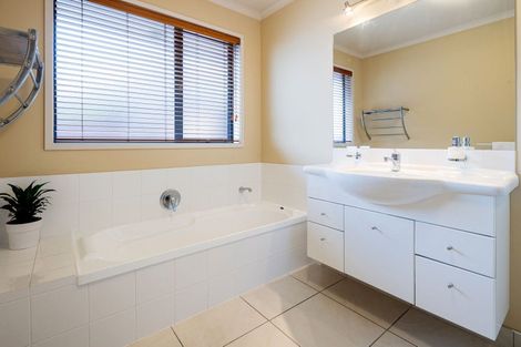 Photo of property in 20 San Clemento Way, Rototuna, Hamilton, 3210