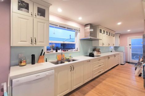 Photo of property in 123 Edgewater Drive, Pakuranga, Auckland, 2010