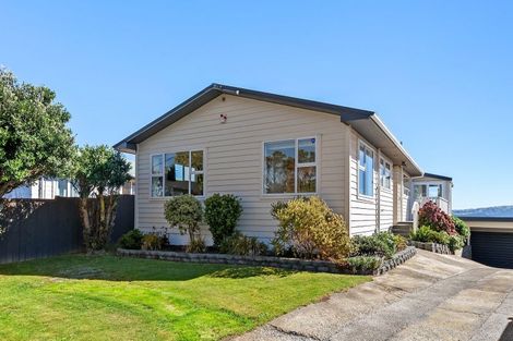 Photo of property in 32 Brooker Grove, Newlands, Wellington, 6037