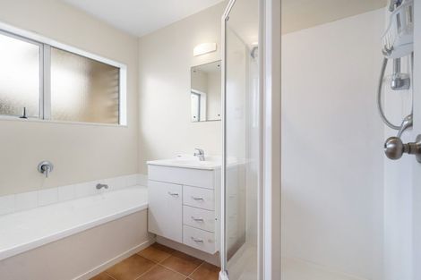 Photo of property in 19c Beach Road, Te Atatu Peninsula, Auckland, 0610