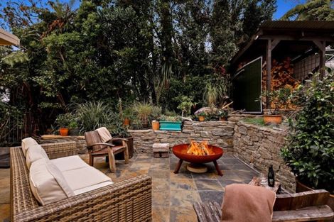 Photo of property in 37 Quinns Road, Waiatarua, Auckland, 0612