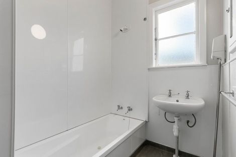 Photo of property in 18 Westmere Crescent, Westmere, Auckland, 1022