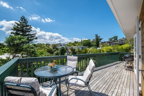 Photo of property in 16 Deane Avenue, Titirangi, Auckland, 0604