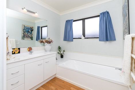 Photo of property in 24 Highgrove Drive, Grandview Heights, Hamilton, 3200