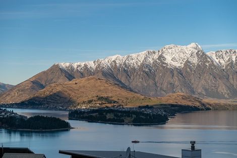 Photo of property in 10 Lordens Place, Fernhill, Queenstown, 9300