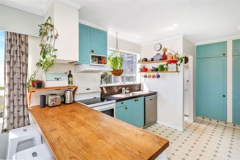 Photo of property in 32 Chapman Street, Newlands, Wellington, 6037