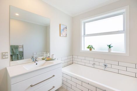 Photo of property in 132 Johnstone Drive, Fitzherbert, Palmerston North, 4410