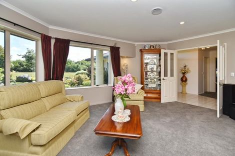 Photo of property in 90 Willowview Drive, Redwood, Christchurch, 8051