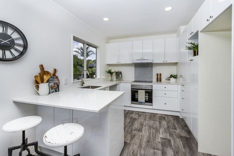 Photo of property in 2/13 Valecrest Place, Bayview, Auckland, 0629