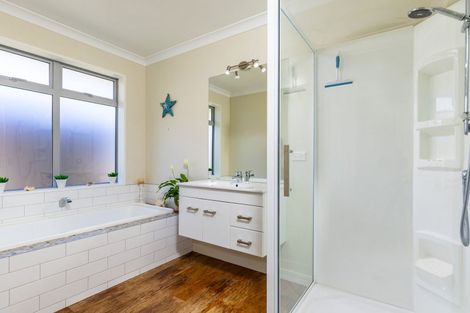 Photo of property in 6a Huia Street, Waikawa, Picton, 7220