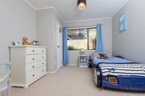 Photo of property in 5 Photinia Place, Botany Downs, Auckland, 2010