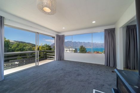 Photo of property in 22 Wynyard Crescent, Fernhill, Queenstown, 9300