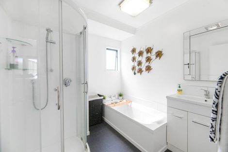 Photo of property in 2b Porter Avenue, Te Atatu South, Auckland, 0610