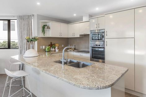 Photo of property in 2d/175 Hurstmere Road, Takapuna, Auckland, 0622