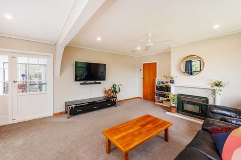 Photo of property in 11 Montrose Place, Takaro, Palmerston North, 4412