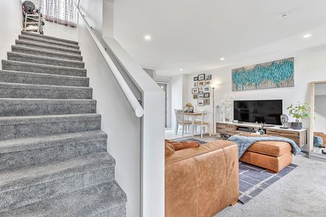 Photo of property in 2/24 Kelwyn Road, Kelston, Auckland, 0602