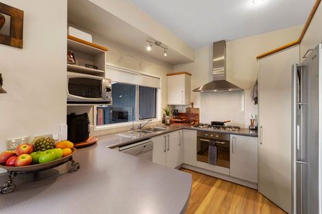 Photo of property in 10 Caledonia Place, Highlands Park, New Plymouth, 4312