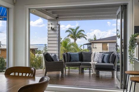 Photo of property in 1/164 Aberdeen Road, Campbells Bay, Auckland, 0620