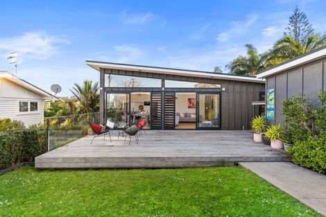 Photo of property in 15 Beach Road, Mellons Bay, Auckland, 2014