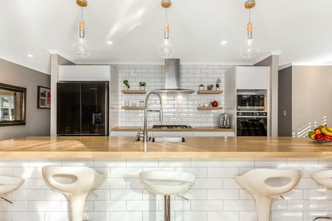 Photo of property in 86 Queen Charlotte Drive, Aotea, Porirua, 5024