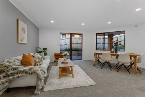 Photo of property in 5 Marbella Crescent, Oteha, Auckland, 0632