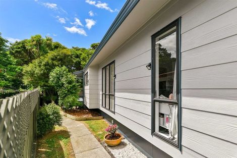 Photo of property in 77 Meadowvale Rise, Titirangi, Auckland, 0604