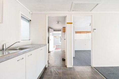 Photo of property in 32 Captain Scott Road, Glen Eden, Auckland, 0602