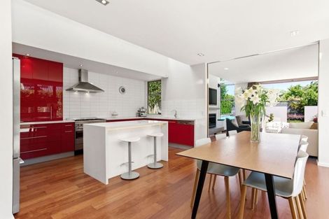 Photo of property in 8 Saint Andrews Square, Strowan, Christchurch, 8052