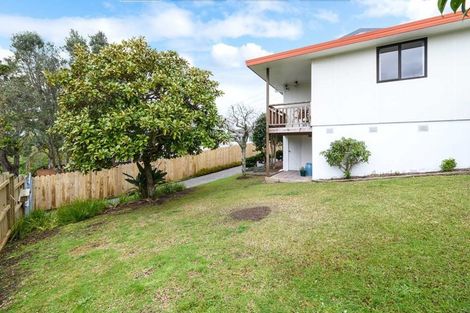 Photo of property in 72 Totaravale Drive, Totara Vale, Auckland, 0629