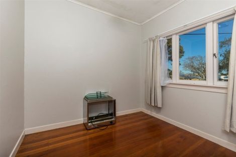 Photo of property in 50 Hobsonville Road, West Harbour, Auckland, 0618