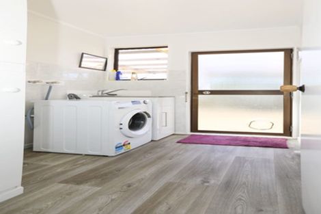 Photo of property in 8 Angeline Place, Massey, Auckland, 0614