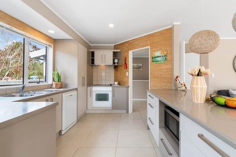 Photo of property in 2/21 Lochend Place, Highland Park, Auckland, 2010