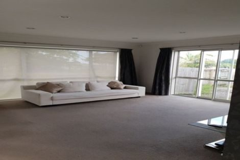 Photo of property in 106 Lake Panorama Drive, Henderson Valley, Auckland, 0612