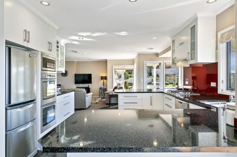 Photo of property in 2 Krissell Place, Acacia Bay, Taupo, 3330