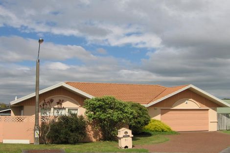 Photo of property in 31 Heversham Place, Glendene, Auckland, 0602