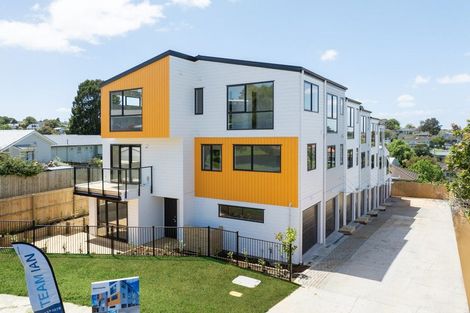 Photo of property in 7/11 Kayle Glen, West Harbour, Auckland, 0618