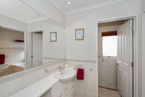 Photo of property in 4 Beverage Place, Rosehill, Papakura, 2113