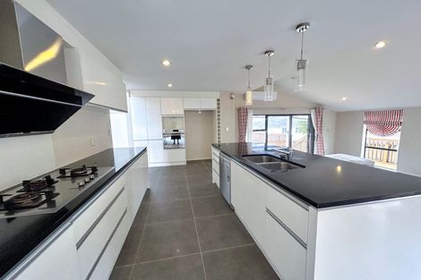 Photo of property in 21 Namsan Close, Fairview Heights, Auckland, 0632